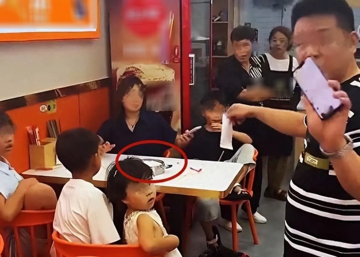 Chủ quán và khách hàng tranh cãi dữ dội. Ảnh: Sohu