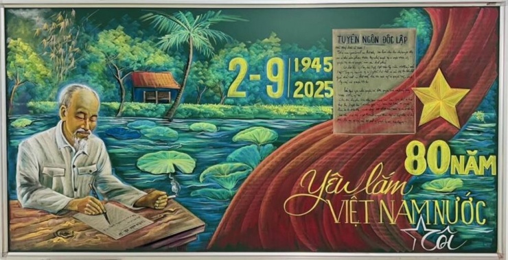 Thầy giáo vẽ tranh Chủ tịch Hồ Chí Minh bằng phấn bảng - 1