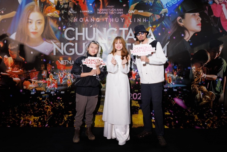 Hồi tháng 3, rapper 36 tuổi đến chúc mừng ca sĩ 37 tuổi ra mắt phim tài liệu Chúng ta là người Việt Nam.