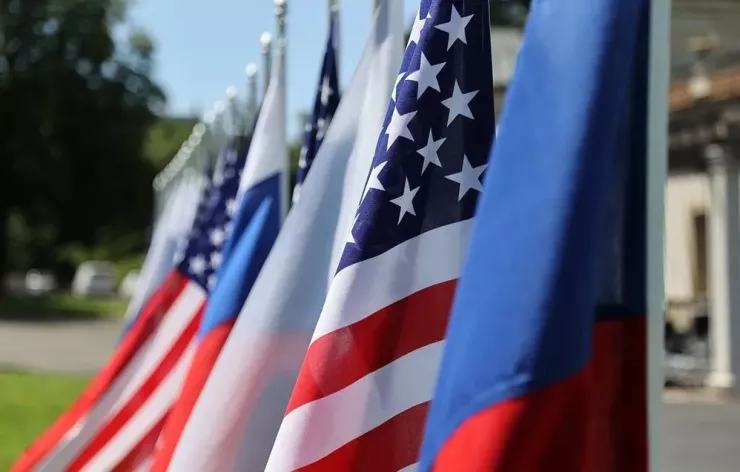 Cờ Nga và Mỹ. Ảnh: TASS