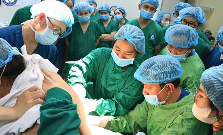 Các bác sĩ thực hiện gây tê vùng nhưng kim gây tê hiện có gần như không đủ chiều dài; nguy cơ thất bại cao dù có hỗ trợ siêu âm.