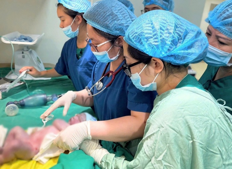 Các bác sĩ Trung tâm Sơ sinh hỗ trợ thực hiện hồi sức sơ sinh.
