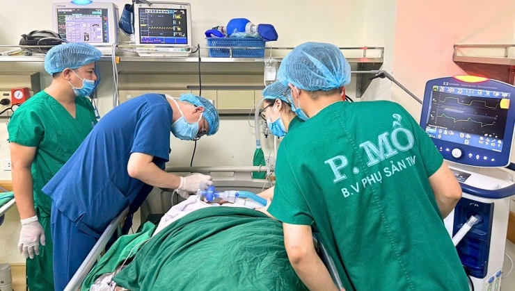 Sau mổ, các bác sĩ khoa Phẫu thuật Gây mê Hồi sức theo dõi sát sao tình trạng của bệnh nhân tại phòng hậu phẫu.