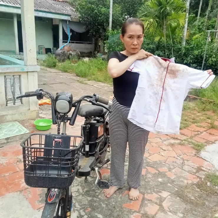 Bà Nguyễn Thị Hiền nhận lại đồ vật của con gái khi bị tai nạn giao thông.