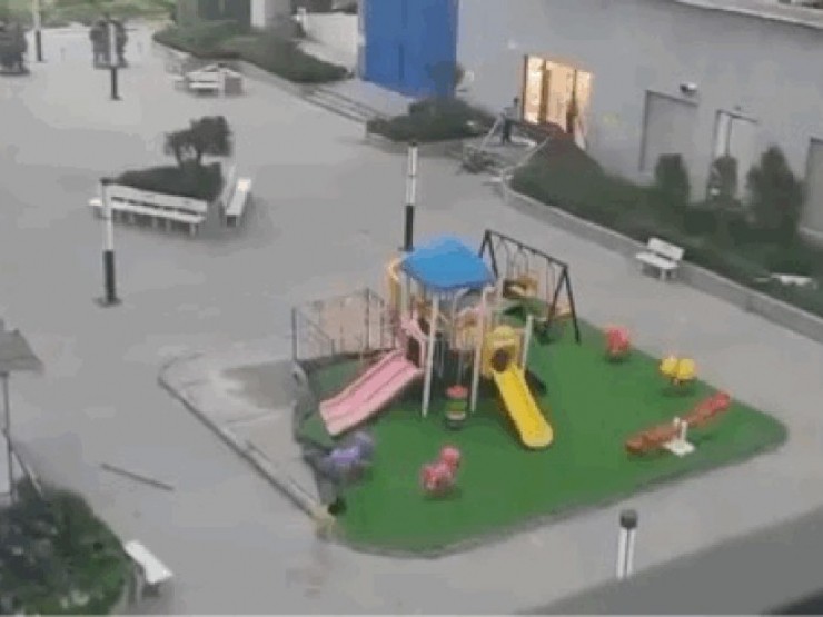 Người phụ nữ tử vong do giông lốc cuốn cầu trượt bay trúng ở chung cư tại Hà Nội