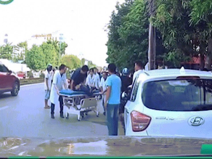Nhân viên y tế trèo lên băng ca đang di chuyển, ép tim cứu người giữa phố