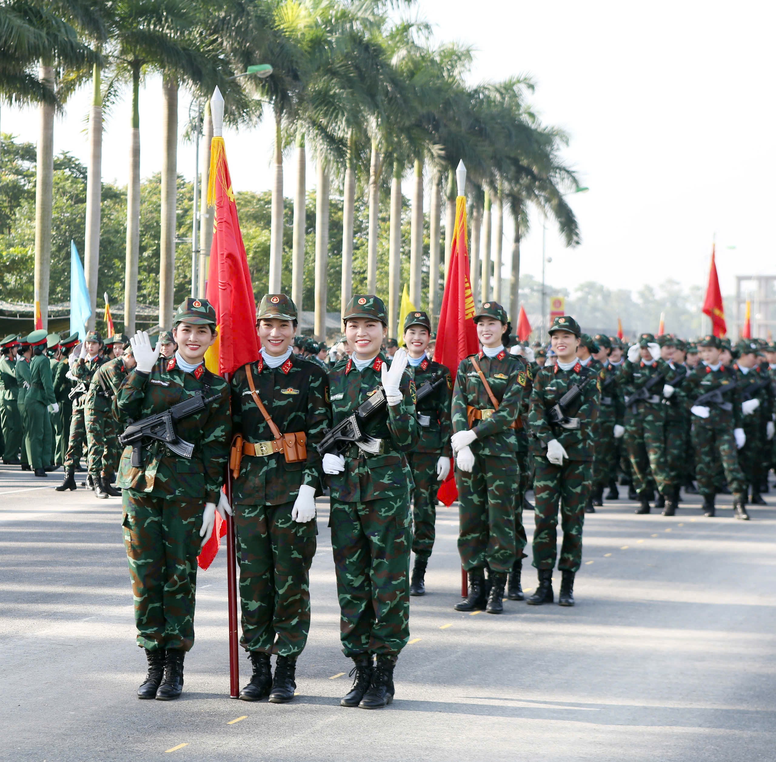 Nữ quân nhân gửi con cho bà ngoại tham gia diễu binh A80 - 2