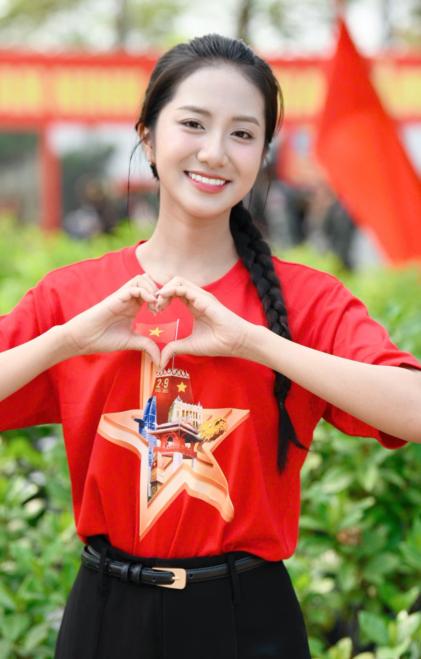Hoa hậu Hà Trúc Linh diện áo cờ đỏ sao vàng tham gia sự kiện. Cô đang có mặt ở Thủ đô và hòa vào không khí những ngày tháng Tám đáng nhớ. Mới đây, Hà Trúc Linh cùng Á hậu Châu Anh, Vân Nhi tham gia dự án ảnh "Yêu áo dài, Yêu đất nước" hướng tới kỷ niệm 80 năm Cách mạng Tháng Tám và Quốc khánh 2/9.