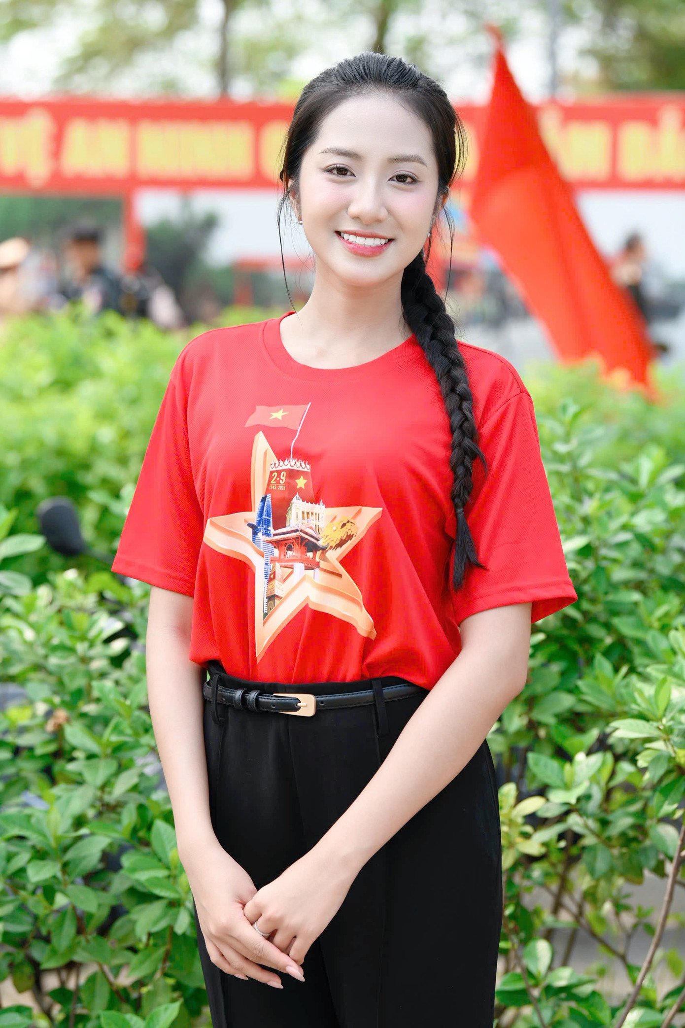 Chia sẻ tại sự kiện, Hà Trúc Linh nói đây là niềm vinh dự và tự hào lớn lao với một người con đến từ Đắk Lắk. Cô gửi gắm niềm tin và chúc các chiến sĩ có nhiều sức khỏe để hoàn thành nhiệm vụ trong ngày trọng đại được cả nước mong chờ.