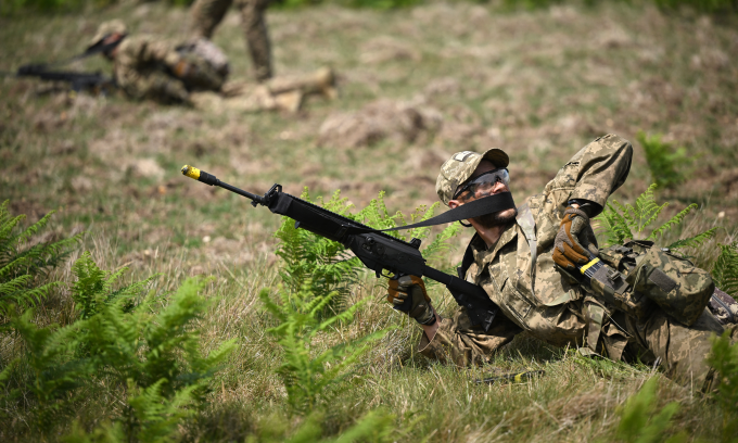 Quân nhân Ukraine tại buổi huấn luyện ở miền đông Anh hồi tháng 6. Ảnh: AFP