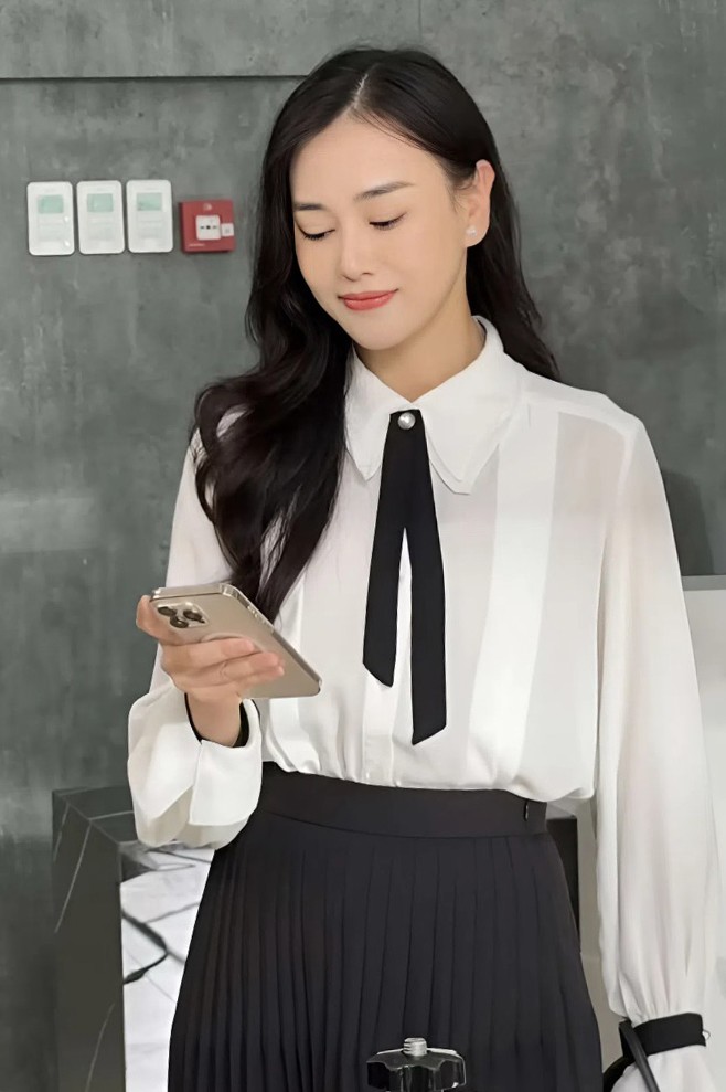 Tạo hình của nữ diễn viên được nhiều khán giả khen xinh đẹp, thanh lịch.