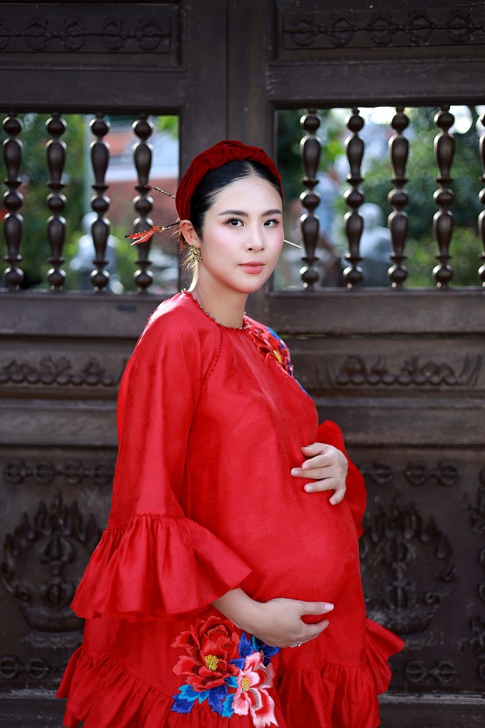 Ngọc Hân sinh năm 1989 tại Hà Nội, từng có nhiều năm kinh nghiệm làm mẫu trước khi trở thành Hoa hậu Việt Nam 2010. Cô công khai tin vui mang thai con đầu lòng hồi đầu năm, sau 6 năm kết hôn với ông xã Phú Đạt.
