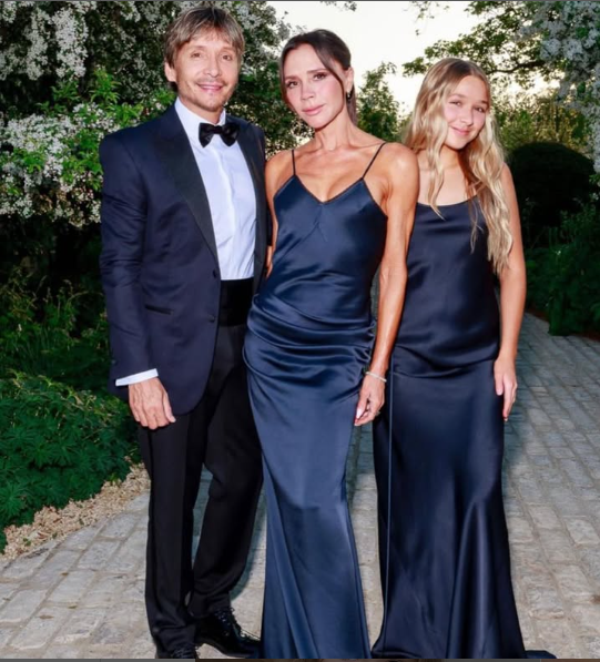 Victoria Beckham chính là “huấn luyện viên” trong quá trình thay đổi vóc dáng của con gái. (Ảnh: harperbeckhamdaily2)