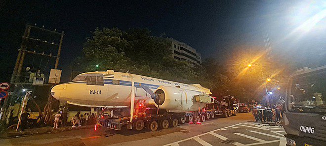 Tối 14/8, đông đảo người dân đổ ra đường xem vận chuyển chiếc máy bay IL-14 (từng được sử dụng để chở Bác Hồ) tới khu triển lãm.