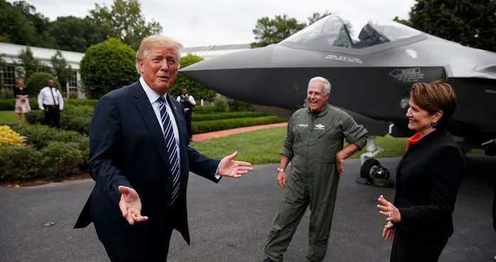 Tổng thống Mỹ Donald Trump đứng trước chiếc F-35. Ảnh: AP