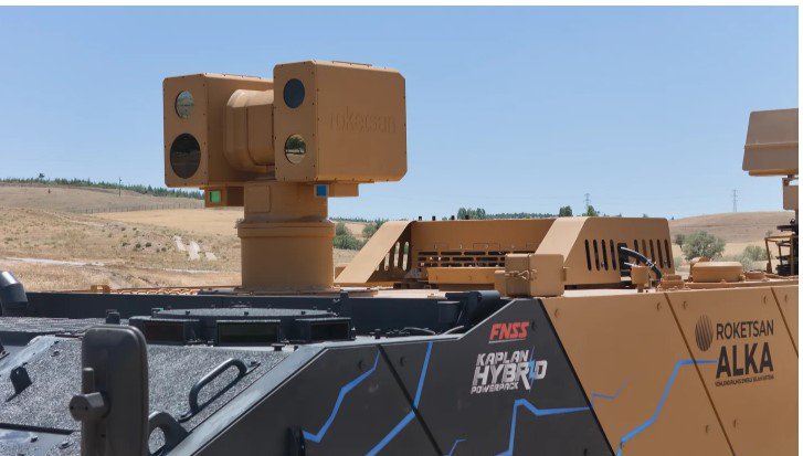 Vũ khí bắn laser được lắp đặt trên xe bọc thép bánh xích. Ảnh FNSS/Roketsan.