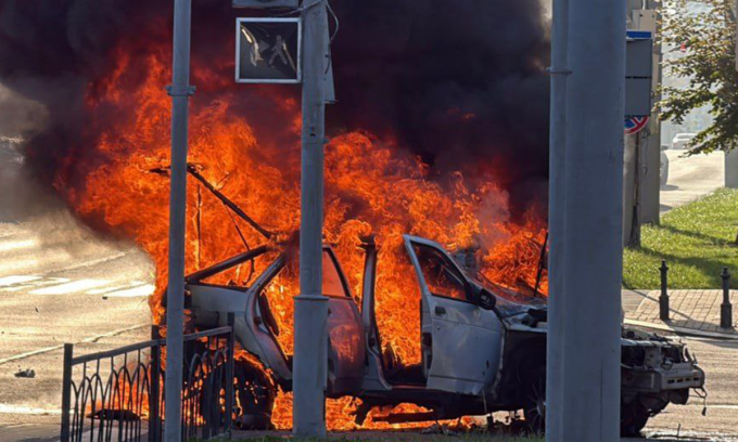 Ôtô bốc cháy tại Belgorod, Nga sau đòn tập kích UAV của Ukraine hôm 14/8. Ảnh: Văn phòng tỉnh trưởng Belgorod