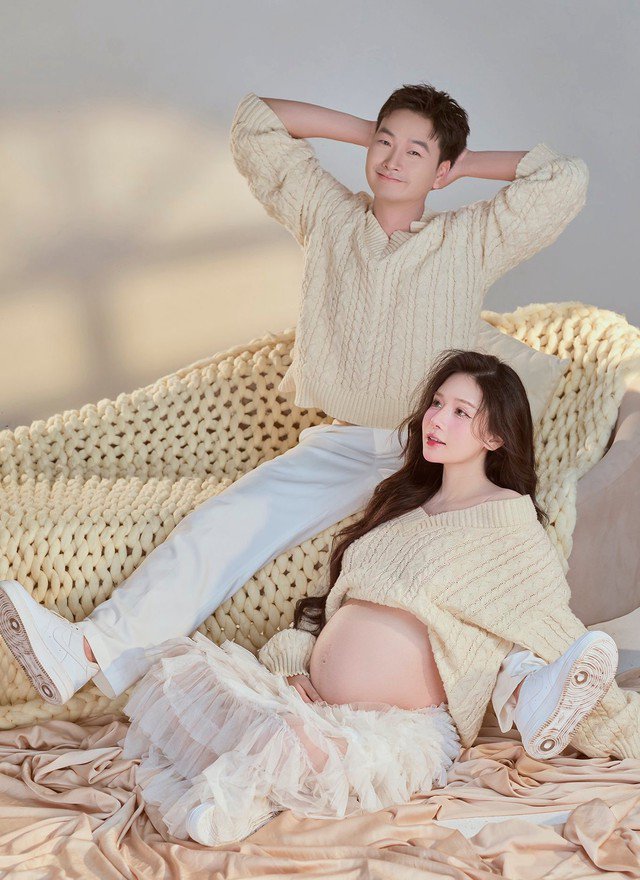 Hồi tháng 6, Trọng Lân và vợ khoe bộ ảnh bầu.