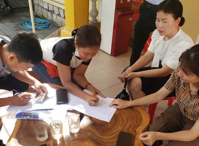 Lực lượng chức năng làm việc với bà D. Ảnh: UBND phường.