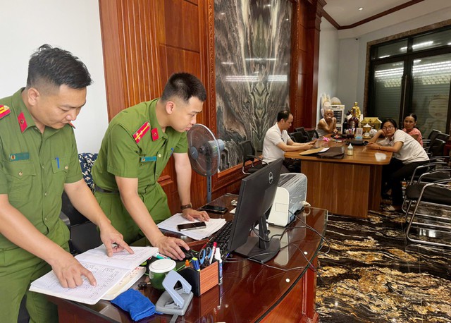 Lực lượng Ccông an khám xét nơi ở, nơi làm việc của đối tượng Bùi Quốc Ý.
