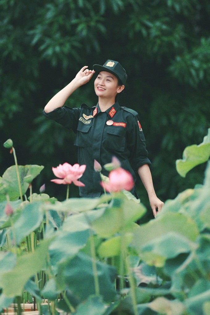 Đại úy Nguyễn Phương Thảo tạo dáng bên vườn sen trong khuôn viên Học viện Cảnh sát nhân dân, Hà Nội. Ảnh: Nhân vật cung cấp