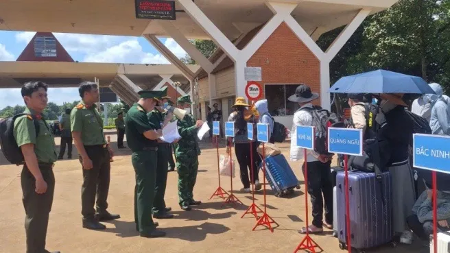 Campuchia trao trả 353 công dân.