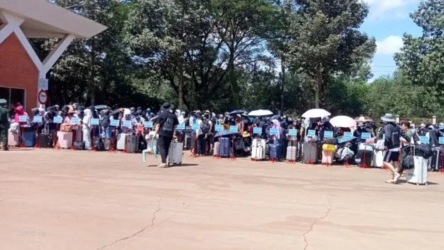 Lực lượng chức năng rà soát, xác minh các công dân được trao trả.