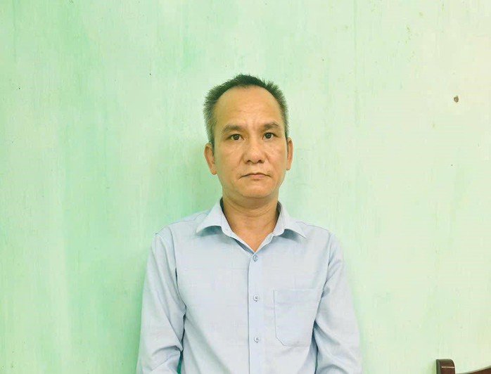 Sau khi chém 3 người thương vong, Việt lên xe máy đe dọa người rồi bỏ trốn. Nguồn: MXH