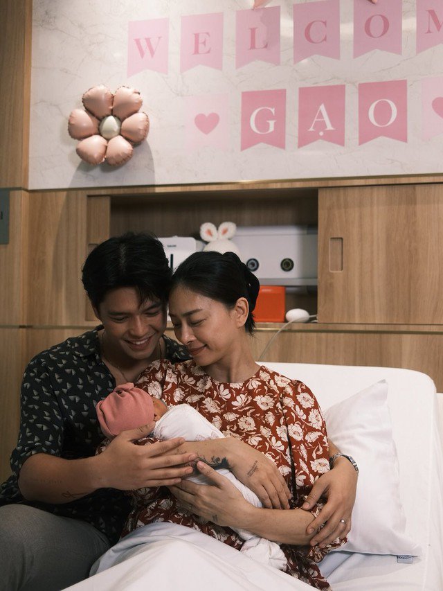 Vợ chồng Ngô Thanh Vân - Huy Trần đón con gái đầu lòng hôm 9/8.