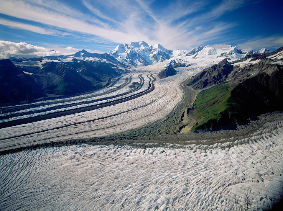 Là công viên quốc gia lớn nhất nước Mỹ, Wrangell–St. Elias gây ấn tượng với núi băng, thung lũng sâu và hệ động thực vật đa dạng.