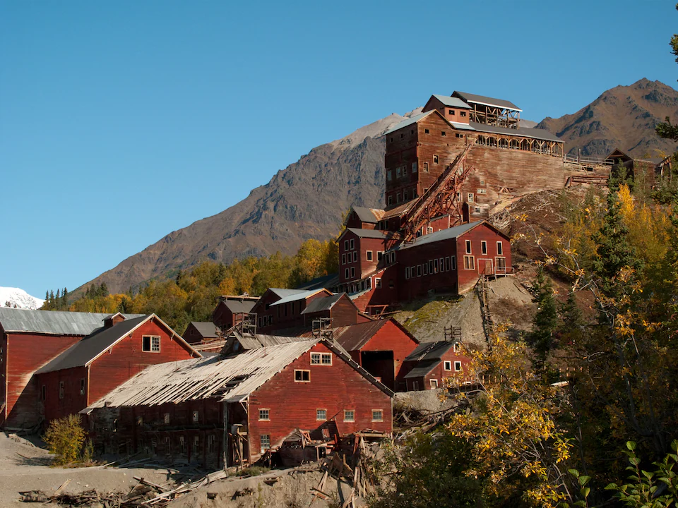 Nằm trong khu vực Wrangell–St. Elias, thị trấn McCarthy và Kennicott mang vẻ đẹp cổ kính, lưu giữ dấu ấn khai thác mỏ lịch sử và là điểm đến hấp dẫn cho du khách yêu thích khám phá văn hóa.