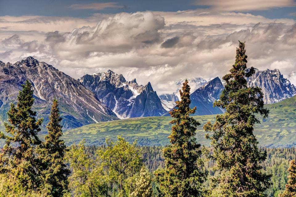 Alaska là vùng đất của những mỹ từ: lớn nhất, cao nhất, hoang dã nhất và đẹp nhất. Nhiều nơi ở Mỹ có một phần vẻ đẹp này, nhưng không nơi nào hội tụ tất cả kỳ quan thiên nhiên và đạt đến quy mô hùng vĩ như Alaska.