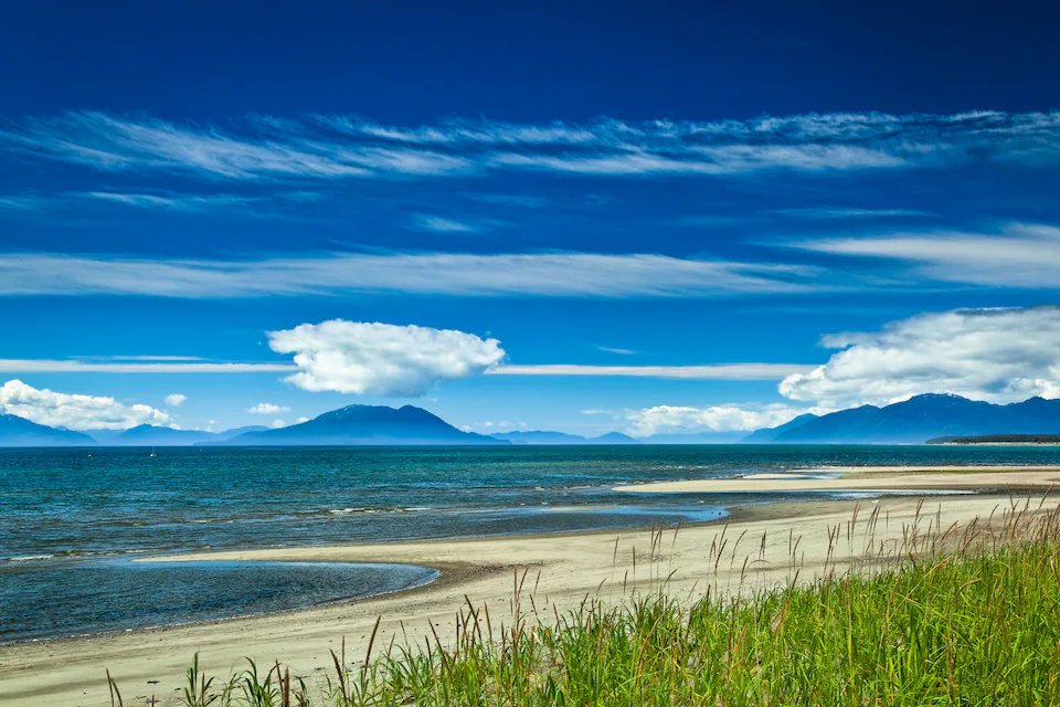 Không chỉ có núi non và băng tuyết, Alaska còn sở hữu những bãi biển tuyệt đẹp. Gustavus Beach thuộc Vườn quốc gia Glacier Bay là một trong những bãi biển hoang sơ và yên bình nhất.