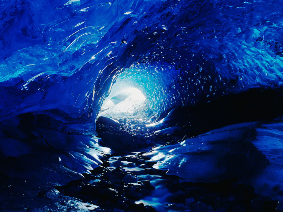 Hang băng Glacier Bay là Di sản Thế giới được UNESCO công nhận, nổi tiếng với những sông băng khổng lồ và các hang băng kỳ ảo. Đây là điểm đến phổ biến trong hành trình của nhiều chuyến du thuyền khám phá Alaska.