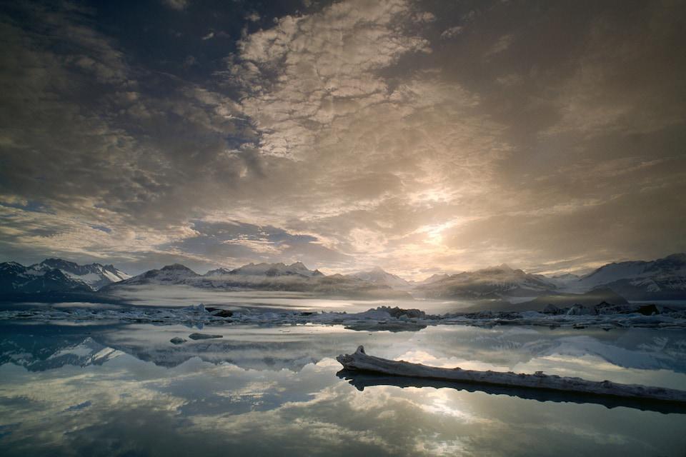 Du thuyền là cách phổ biến nhất để khám phá Alaska, nhờ vào sự kết hợp ngoạn mục của các vịnh hẹp, sông băng và núi non trải dài 10.686 km bờ biển hoặc lên tới 76.120 km nếu tính cả các đảo, vịnh và eo biển.