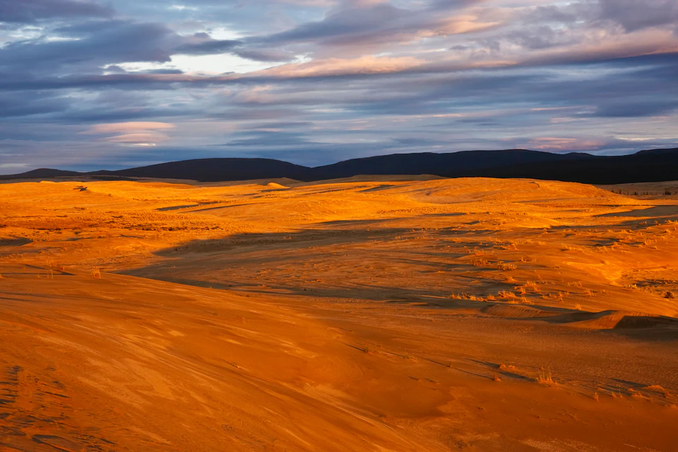 Nằm ở phía bắc Vòng Bắc Cực, Vườn quốc gia Kobuk Valley gây ấn tượng với những cồn cát trải dài, một cảnh tượng sa mạc kỳ lạ giữa lòng xứ băng tuyết.
