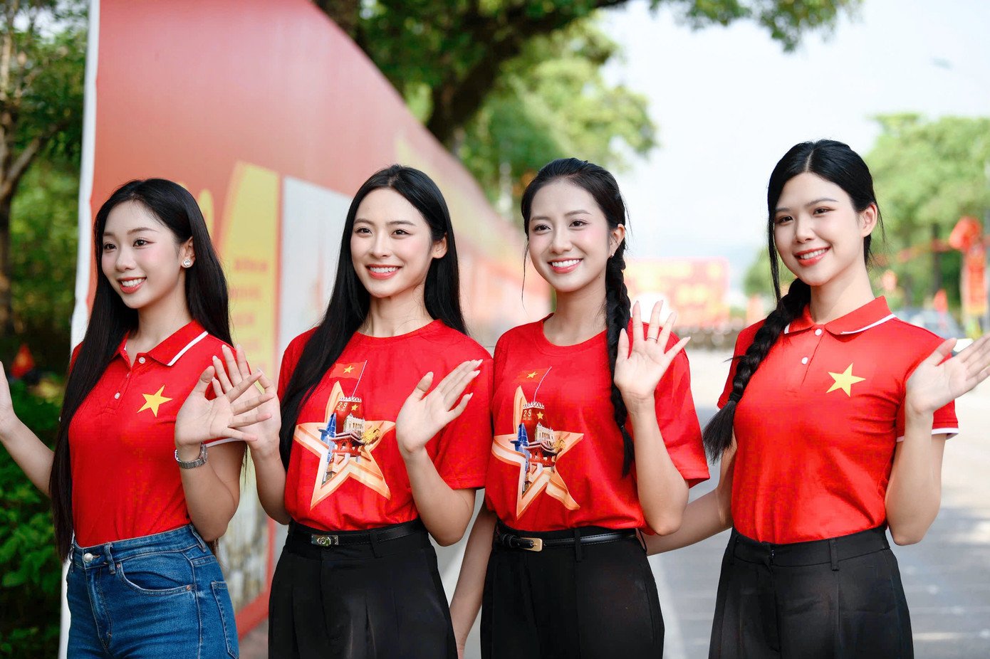 Ngày 14/8, Hoa hậu Hà Trúc Linh, Á hậu Vân Nhi, người đẹp Phạm Thùy Dương, Đinh Hoàng Linh Đan đã tham dự chương trình Thăm hỏi, động viên và tặng quà các học viên, cán bộ, chiến sĩ khối Công an nhân dân tham gia diễu binh, diễu hành A80 tại Đại học Quốc gia Hà Nội, cơ sở Hòa Lạc. Chương trình do Ban Thanh niên Bộ Tư lệnh Cảnh sát cơ động phối hợp các đơn vị tổ chức.