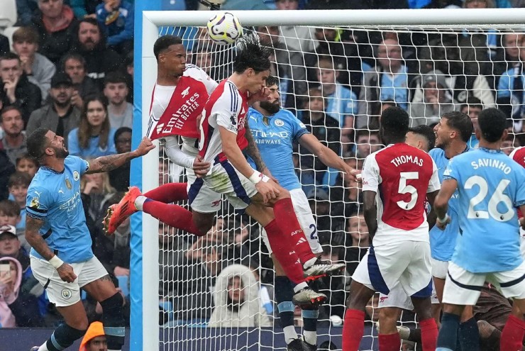 Theo quy định mới, Arsenal sẽ được hưởng phạt đền trong tình huống này