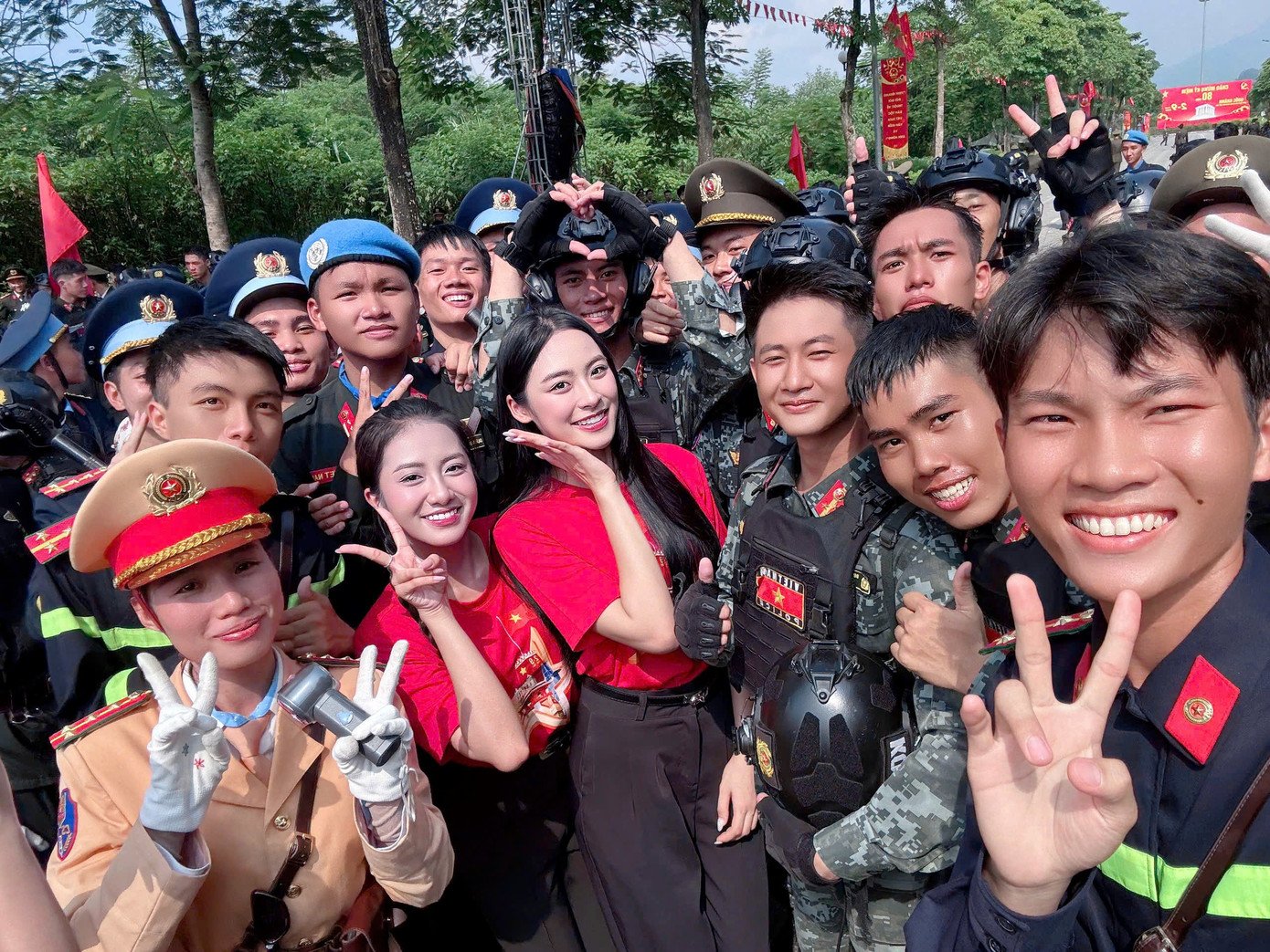 Hoa hậu Hà Trúc Linh, Á hậu Vân Nhi cổ vũ các chiến sĩ tập luyện diễu binh, diễu hành A80 - 23
