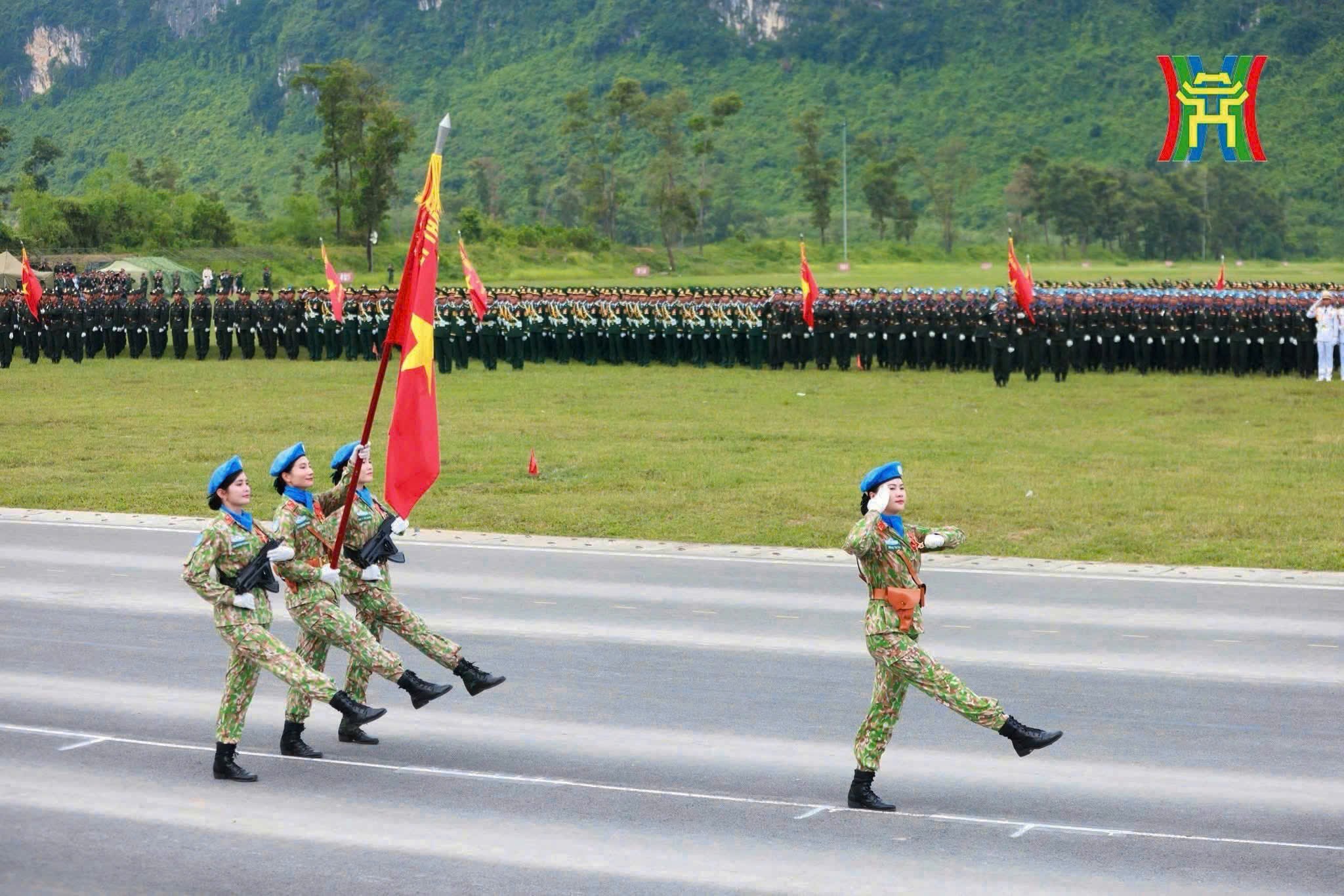 Nữ quân nhân gửi con cho bà ngoại tham gia diễu binh A80 - 3