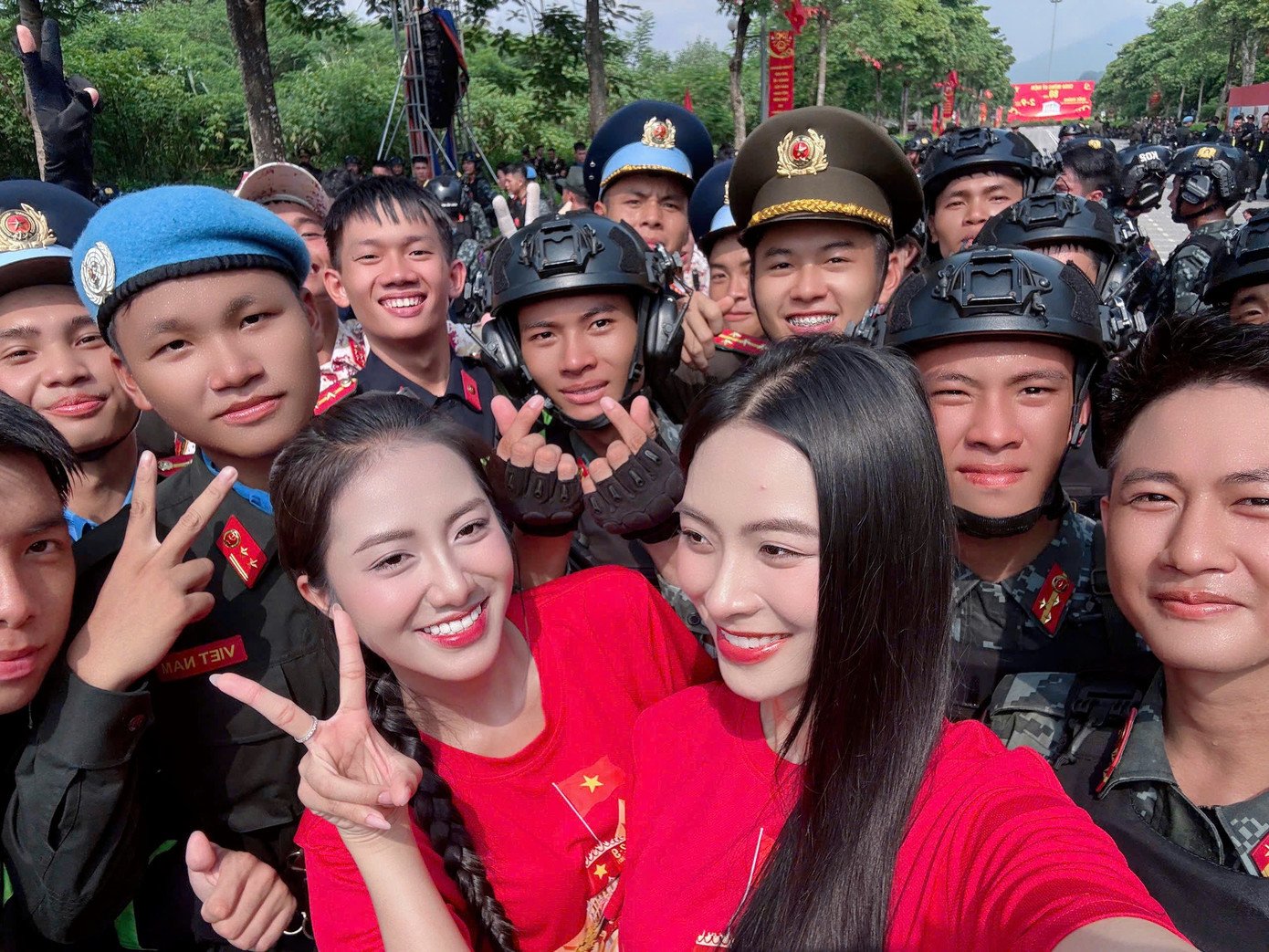 Hoa hậu Hà Trúc Linh, Á hậu Vân Nhi và dàn người đẹp trong vòng vây của các khối diễu binh, diễu hành A80.
