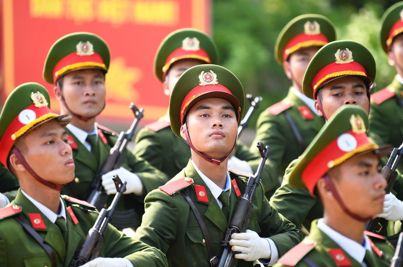 Hoa hậu Hà Trúc Linh, Á hậu Vân Nhi cổ vũ các chiến sĩ tập luyện diễu binh, diễu hành A80 - 25