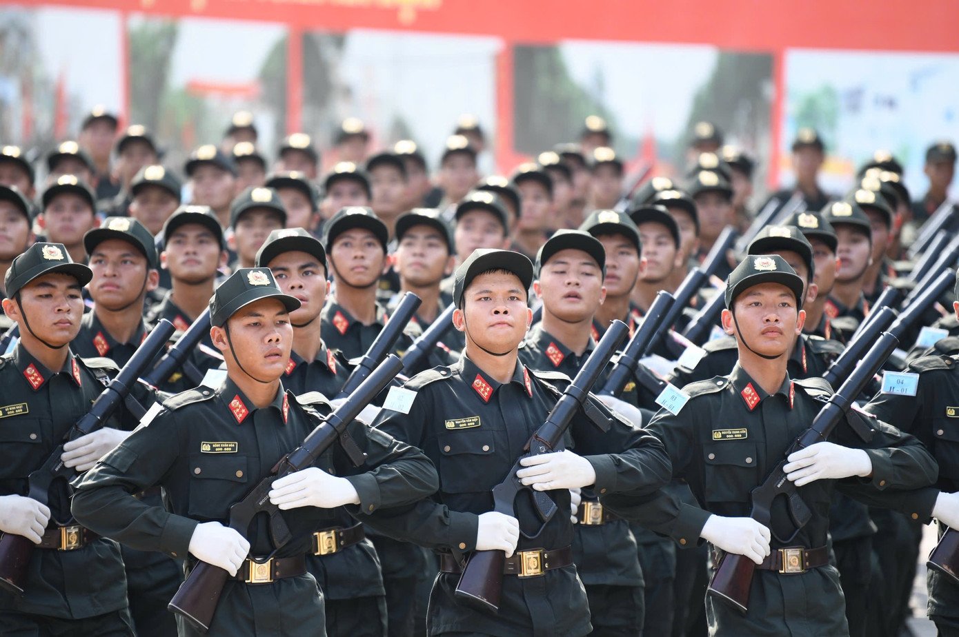 Hoa hậu Hà Trúc Linh, Á hậu Vân Nhi cổ vũ các chiến sĩ tập luyện diễu binh, diễu hành A80 - 27