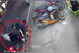 Clip: Liên tục đạp đổ xe máy khác trên đường, người đàn ông nhận cái kết buồn
