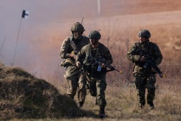 Thế giới - Anh rút lại kế hoạch triển khai 30.000 quân ở Ukraine, tính huy động tiêm kích F-35