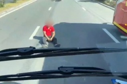 Tin tức trong ngày - Công an Đà Nẵng xác minh clip phụ xe ngồi giữa đường chặn xe khách