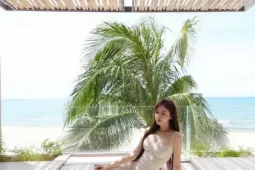 Liz Kim Cương "đốt mắt" fan với thân hình cực phẩm trong chuyến du lịch biển