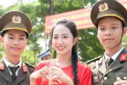 Hoa hậu Hà Trúc Linh, Á hậu Vân Nhi cổ vũ các chiến sĩ tập luyện diễu binh, diễu hành A80