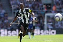 Newcastle trừng phạt Isak