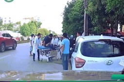 Sức khỏe đời sống - Nhân viên y tế trèo lên băng ca đang di chuyển, ép tim cứu người giữa phố